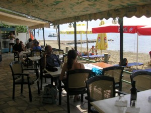 Strand met strandbar in Epidavros